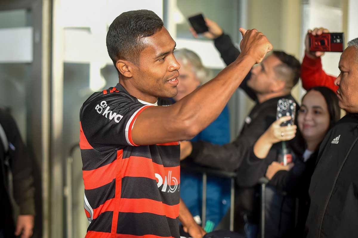 Alex Sandro escolhe camisa no Flamengo; confira