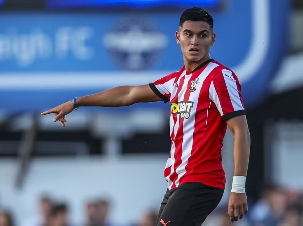 Carlos pode não fechar com o Flamengo / Foto: Steven Paston/PA Images via Getty Images