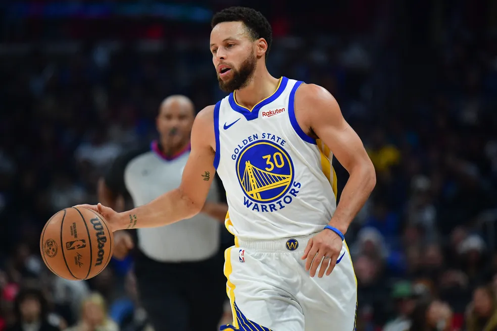 Curry renova com Warriors