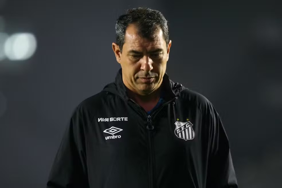 Carille balança no Santos; entenda a situação do técnico