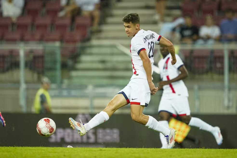 Gabriel Moscardo em ação durante jogo amistoso do PSG na pré-temporada — Foto: Christian Hofer/PSG via Getty Images