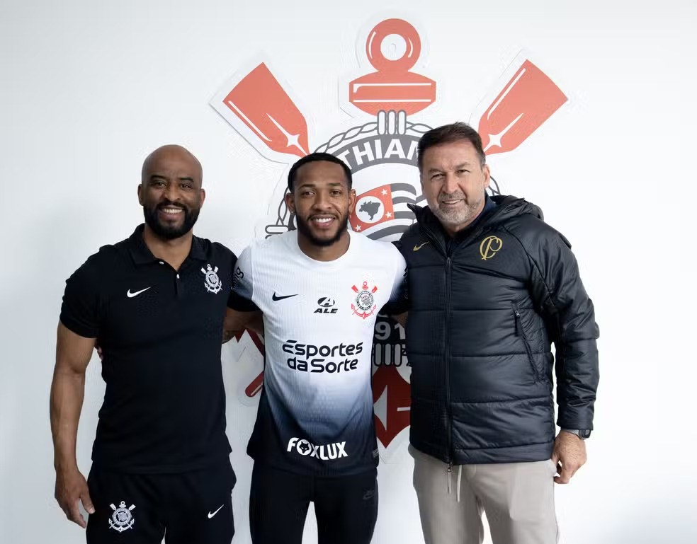 José Martínez entre Fabinho Soldado e e Augusto Melo, dirigentes do Corinthians / Foto: divulgação Corinthians