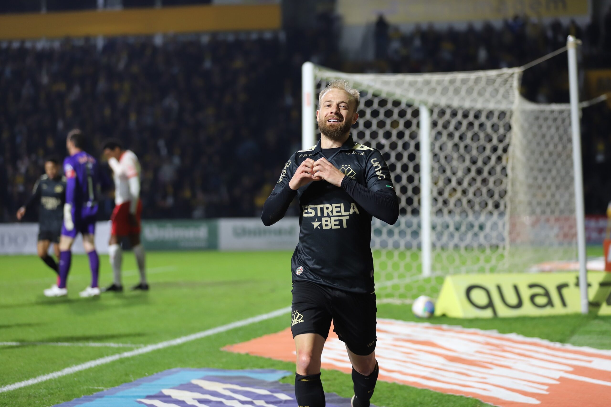 Marcelo Hermes comemora seu gol / Celso da Luz/ Assessoria de imprensa Criciúma E.C