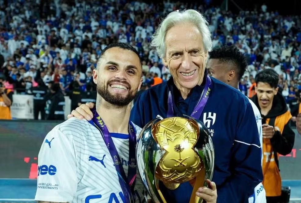 Michael e Jorge Jesus com o troféu da Supercopa Saudita 2024 — Foto: Divulgação / Al Hilal