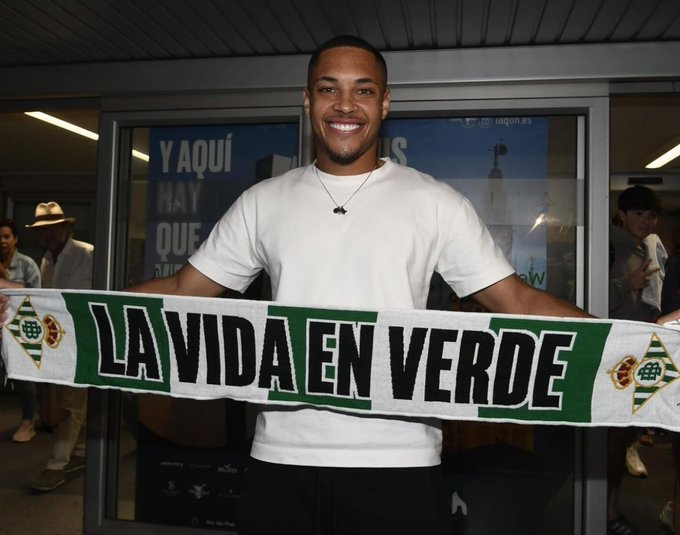 Vitor Roque é anunciado em seu novo clube