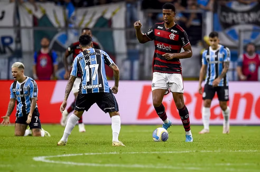 Carlinhos, do Flamengo, afirma que sofreu racismo na Arena do Grêmio; clube carioca se posiciona e cobra CBF