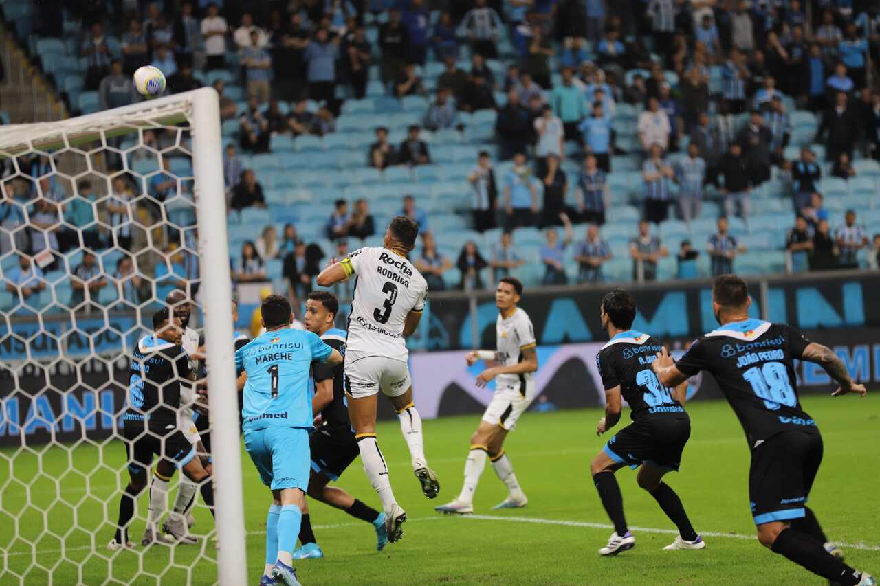 Criciúma surpreende e derrota o Grêmio na Arena, pelo Brasileirão