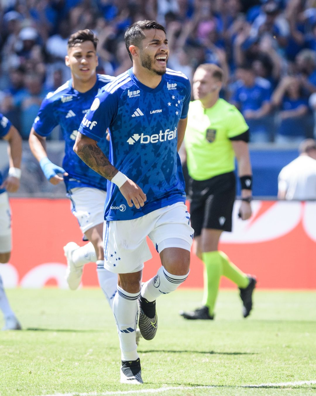 Cruzeiro vence o Atlético Goianiense e se aproxima do G4.