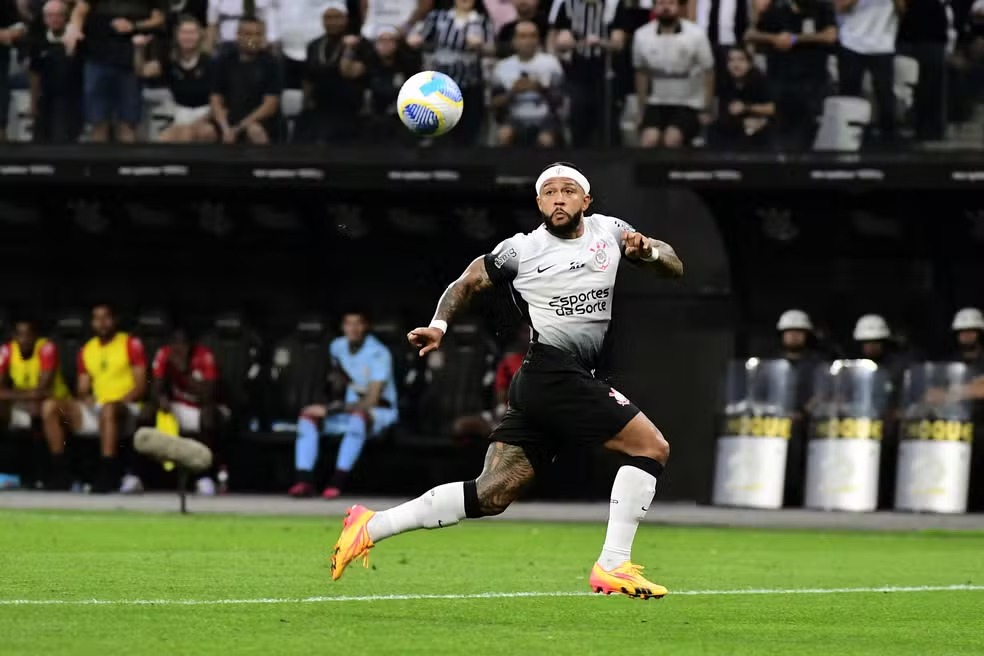 Como foram os primeiros minutos de Depay com a camisa do Corinthians?