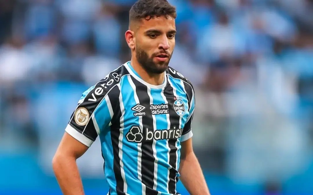 Volante do Grêmio abre o jogo sobre saída do clube