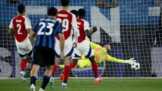 Em jogo morno e com Raya sendo herói, Arsenal empata com a Atalanta na Champions League