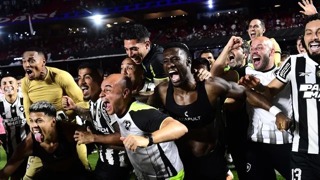 Só acontece com o Botafogo: nos pênaltis, Glorioso vence o São Paulo e chega à semifinal da Libertadores após 51 anos