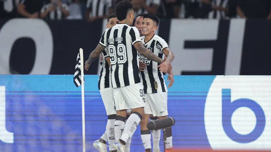 Sem artilheiro nato, Botafogo tem melhor ataque do Brasileirão