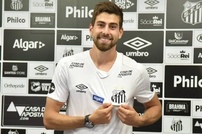 Santos se preserva em contrato de Luan Peres, com cláusula de lesão