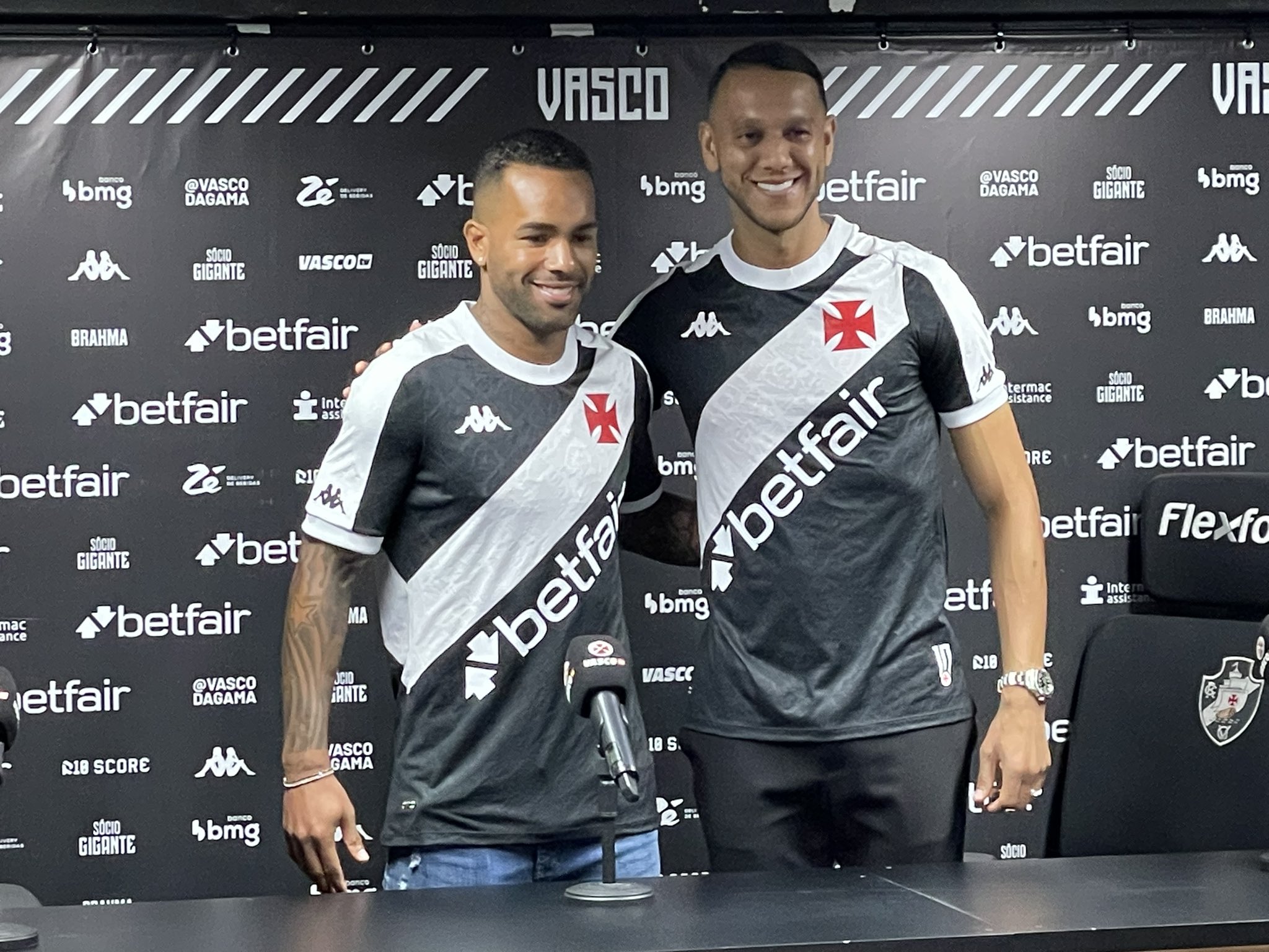 Souza e Alex Teixeira perdem espaço no Vasco