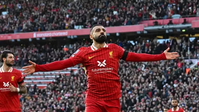 Salah brilha, Liverpool derrota o Chelsea e lidera a Premier League