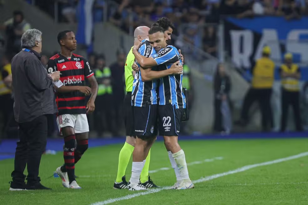 Braithwaite deixa Diego Costa no banco e vira principal atacante no Grêmio em três meses