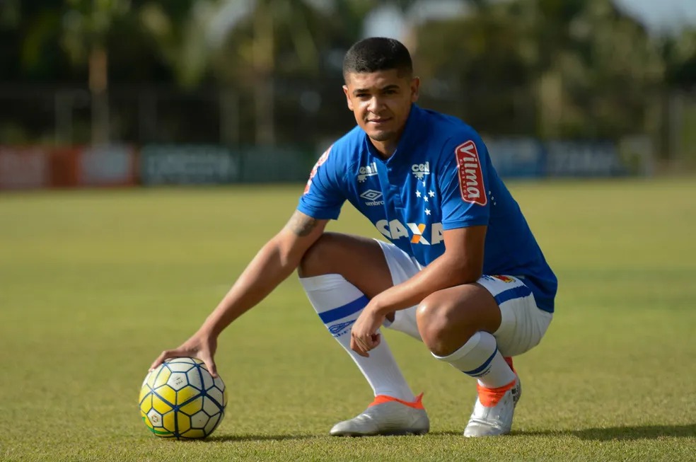 Arrependimento? Ex-volante do Cruzeiro relembra passagem pelo clube e motivo do time perder pontos na Série B