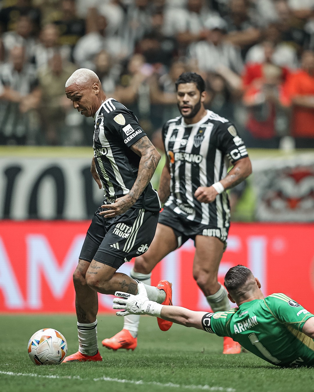 Predestinado, Deyverson marca duas vezes, Paulinho também faz o seu, e Atlético-MG massacra o River Plate na Libertadores