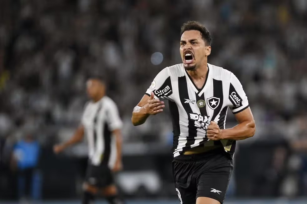 Botafogo inicia conversas para renovar com meia Eduardo