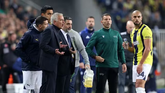 Com Mourinho expulso, Fenerbahçe x United empatam pela Europa League