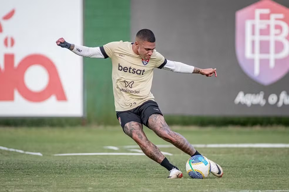 Lucas Esteves se firma no Vitória e espera ajudar Rubro-Negro ficar na Série A