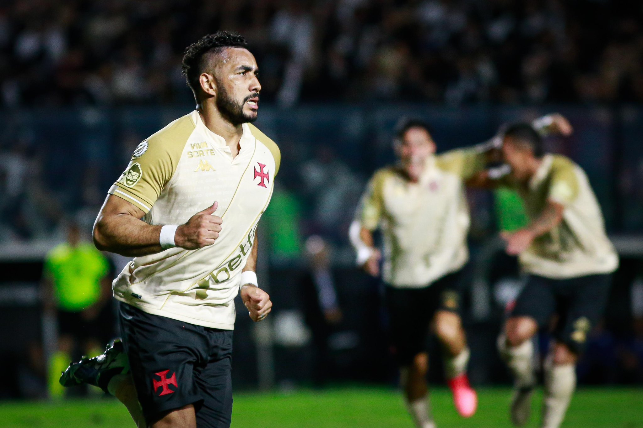 Payet brilha em São Januário, Vasco vence e segue na briga por Libertadores