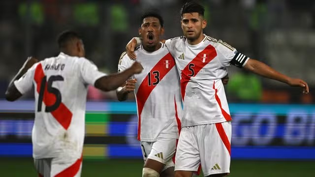 Próximo adversário do Brasil, Peru vence duelo contra o Uruguai e deixa a lanterna das Eliminatórias