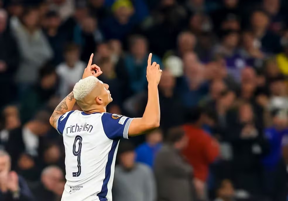 Richarlison brilha e Tottenham vence o AZ pela Europa League