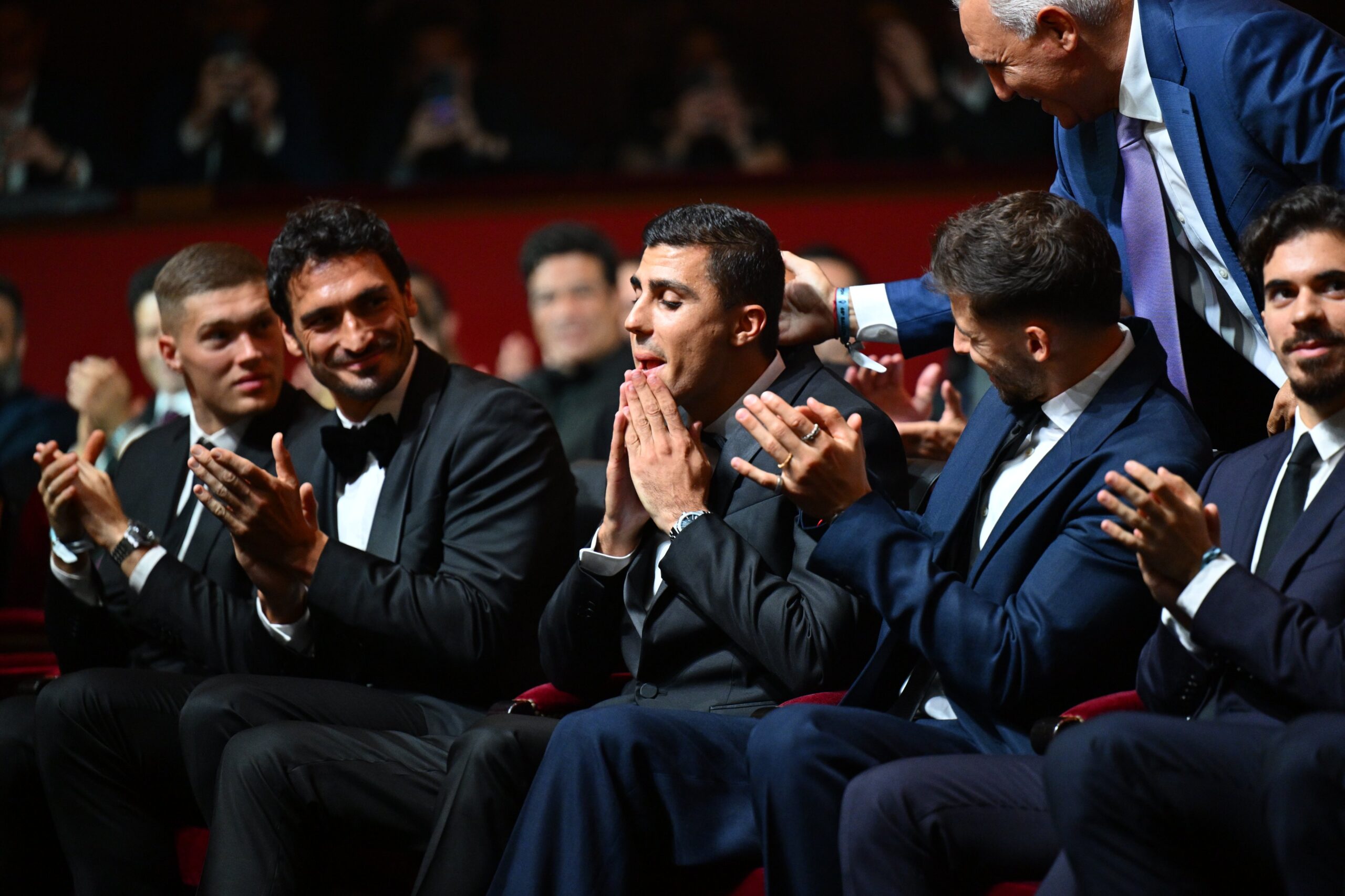 Rodri recebe o troféu de melhor jogador do mundo em uma premiação sem Vini Jr e outros atletas do Real Madrid