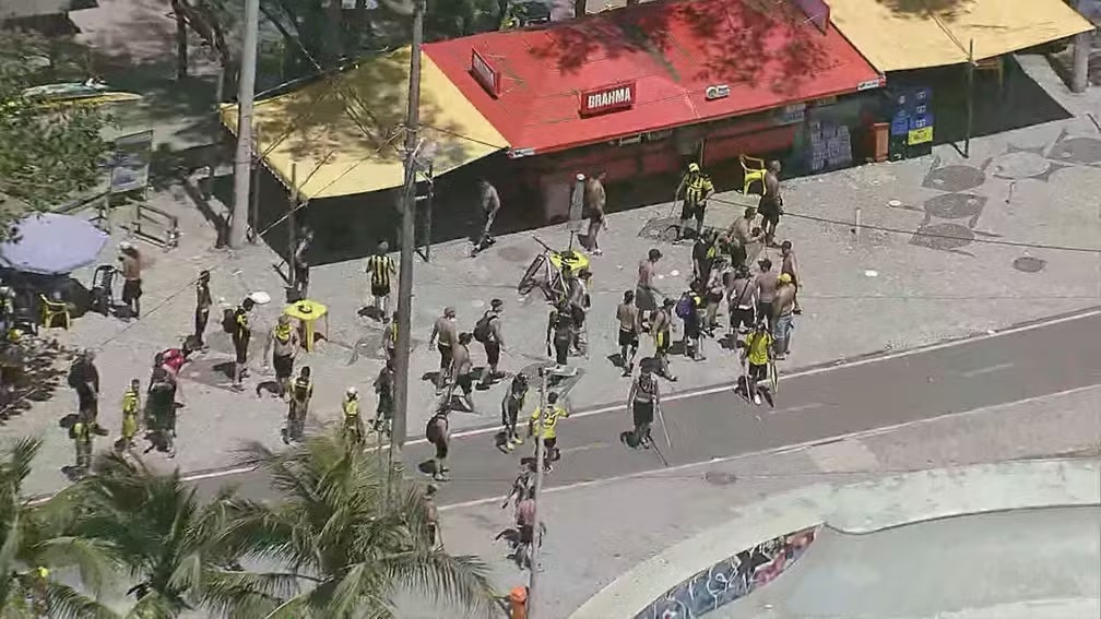 Torcedores criminosos do Peñarol fazem confusão em praia no Rio de Janeiro antes de jogo com o Botafogo