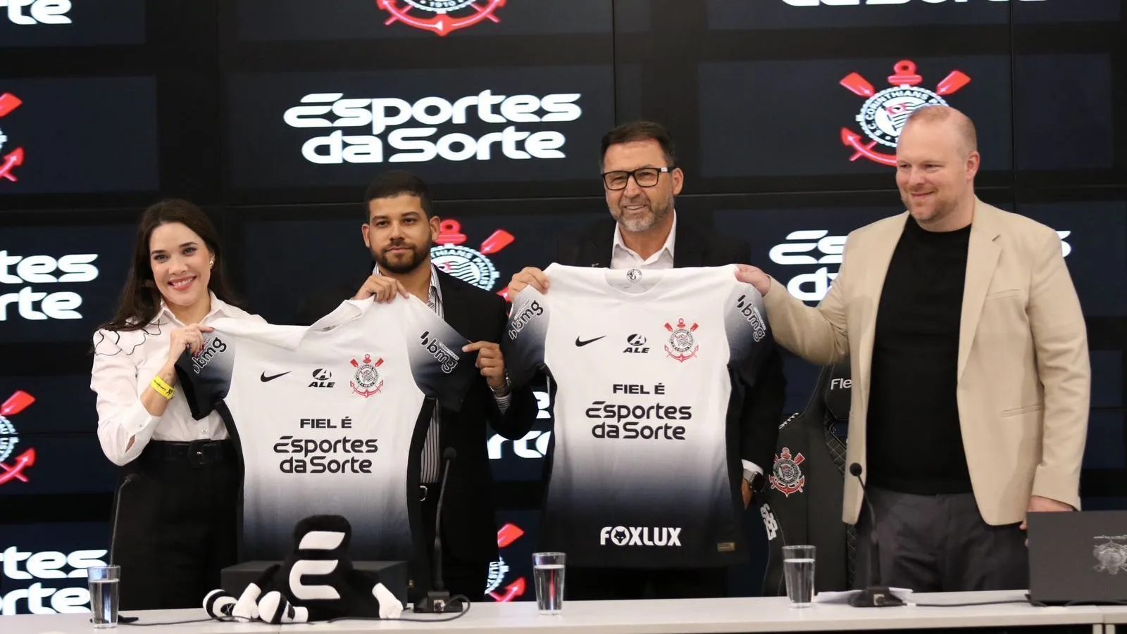 Corinthians questiona patrocinadora e se garante em multa