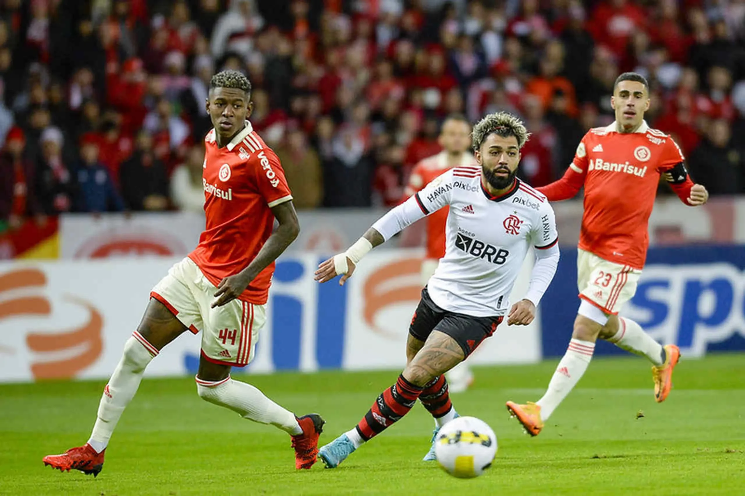 Internacional x Flamengo: onde assistir e escalações