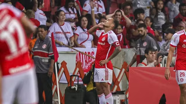 Em noite de golaços, Internacional vence o Criciúma e entra no G4