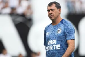 Vaiado no jogo do título, Carille é demitido do Santos