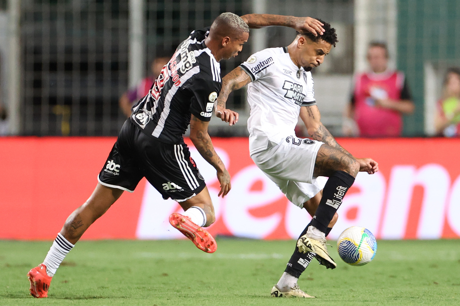 Deyverson e Vitinho disputam a bola / Foto: Vitor Silva/BFR