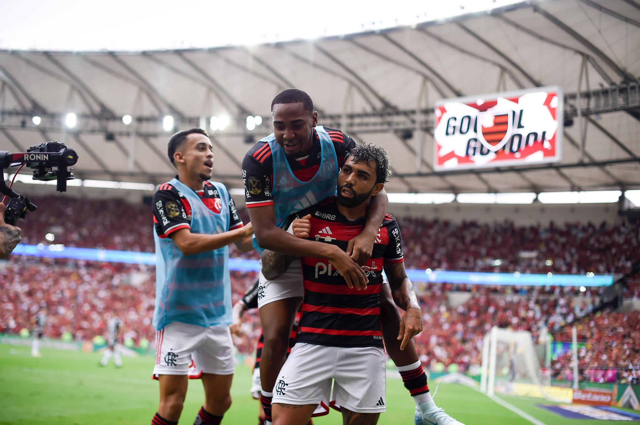 Gabigol brilha, marca duas vezes, e Flamengo vence o Atlético, abrindo vantagem na final da Copa do Brasil