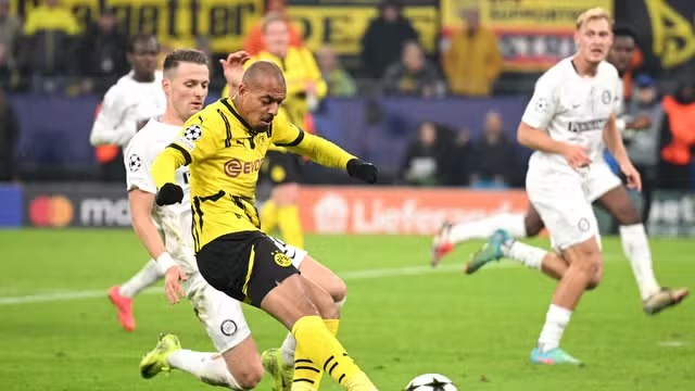 Malen marca gol salvador e Borussia vence o Sturm Graz pela Champions