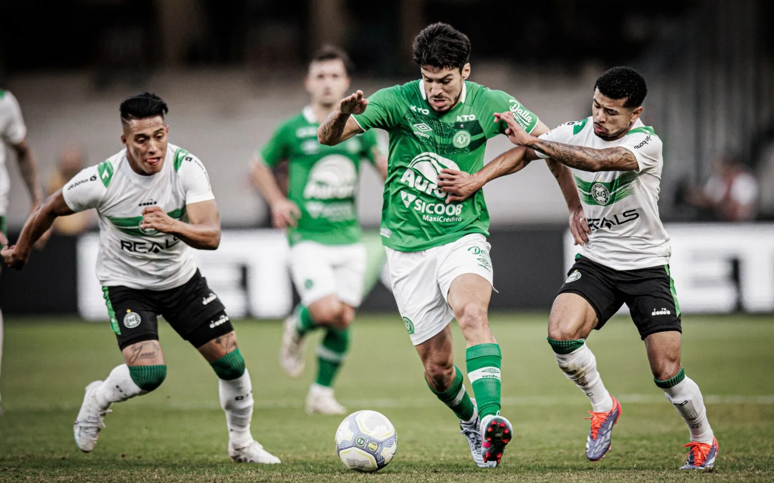 Chapecoense x Coritiba: onde assistir e escalações