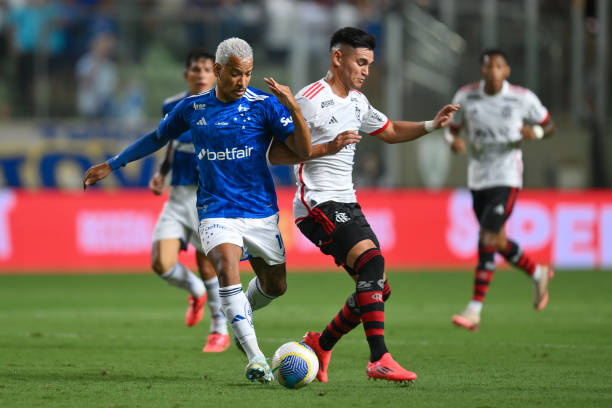 Flamengo vence o Cruzeiro e volta ao G-4