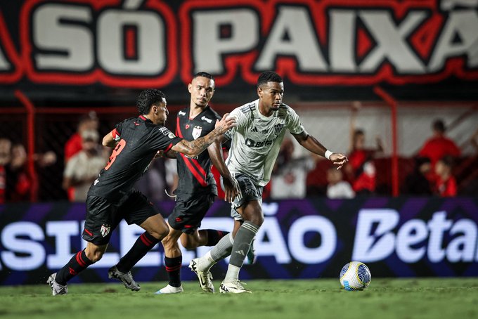 Atlético Goianiense vence o Galo na reta final em jogo sem grandes emoções