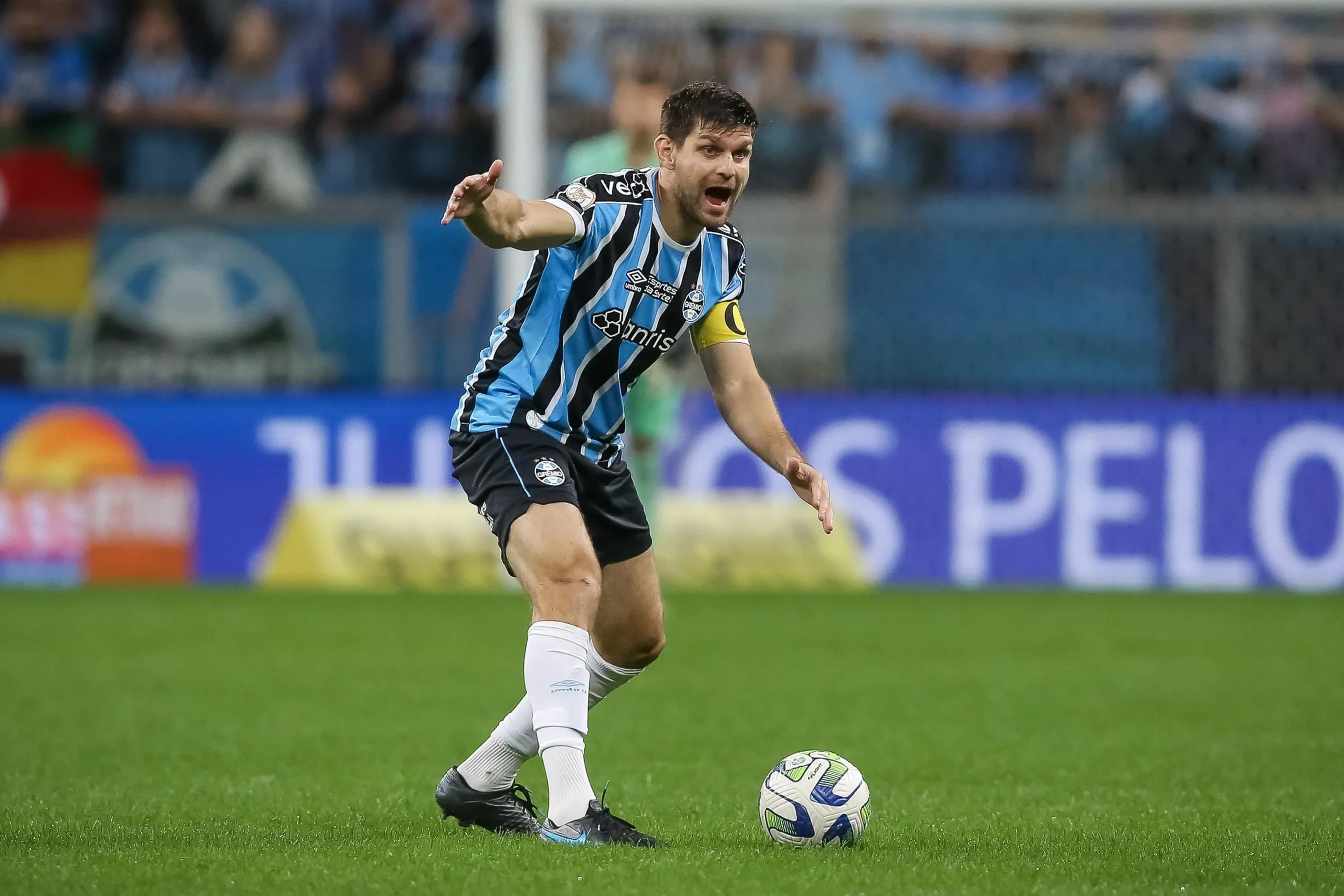 Lesão de Kannemann afeta planejamento do Grêmio para 2025 e acelera busca por reforços na zaga