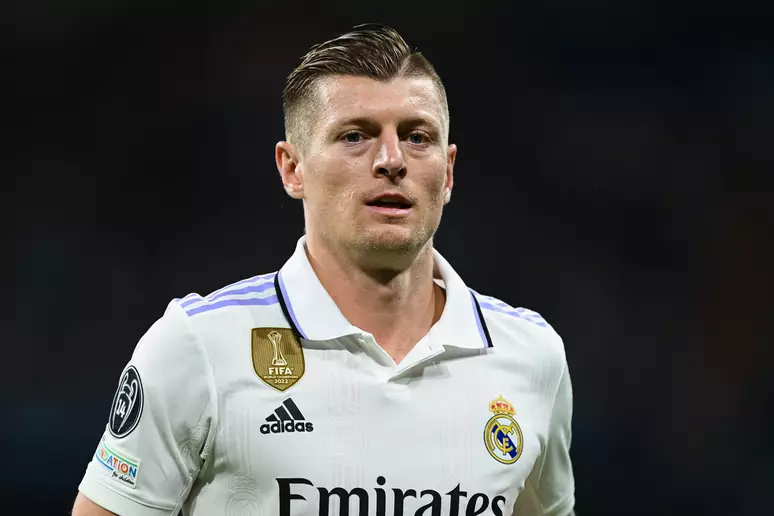 Real Madrid intensifica busca por meio-campista para substituir Kroos