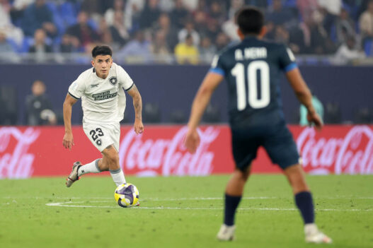 Almada anuncia despedida do Botafogo após derrota no Mundial