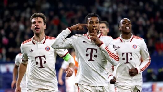 Bayern goleia na Champions com show de Olise