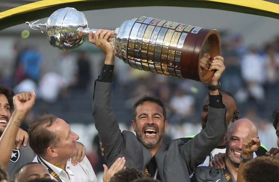 Indefinição marca o futuro de Artur Jorge no Botafogo