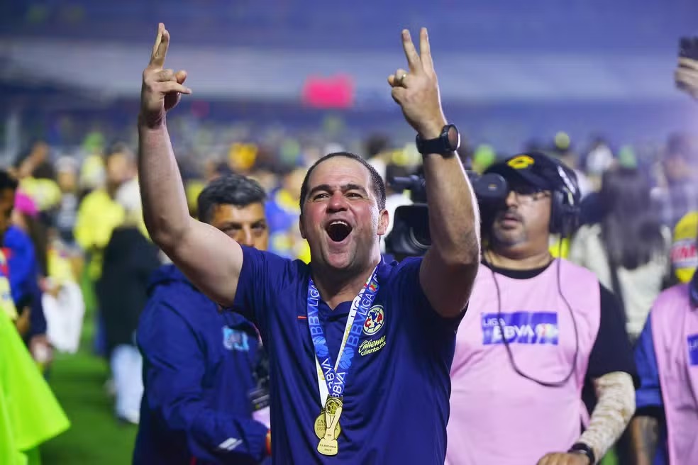 Botafogo negocia com o técnico André Jardine