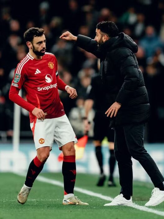 Em crise, Bruno Fernandes defende técnico do United