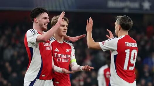 Arsenal brilha e vence pela Champions League