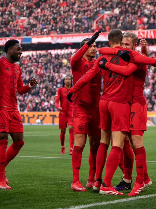 Goretzka brilha, Bayern vence e se isola na liderança